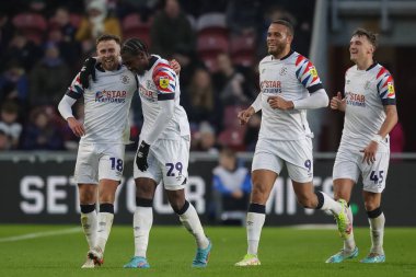 Luton Town 'dan 18 numaralı Jordan Clark takım arkadaşlarıyla golünü kutluyor ve 10 Aralık 2022' de Riverside Stadyumu, Middlesbrough, Birleşik Krallık 'ta oynanan Sky Bet Şampiyonası maçında skor 0-1' e ulaştı.