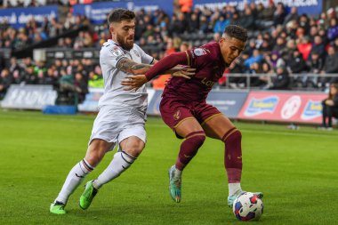 Norwich City 'den Max Aarons # 2 Sky Bet Şampiyonası' nda Ryan Manning # 3 Swansea City 'nin baskısı altında Swansea City Norwich City' ye karşı Swansea.com Stadyumu, Swansea.com, İngiltere, 10 Aralık 2022