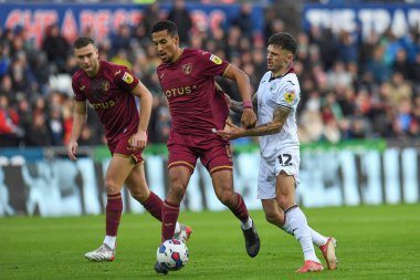 Isaac Hayden # 8 Norwich City 'den Jamie Paterson # 12 of Swansea City Sky Bet Şampiyonası maçında Swansea City Norwich City' ye karşı Swansea.com Stadyumu, Swansea, Birleşik Krallık, 10 Aralık 2022