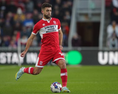 Middlesbrough 'dan Tommy Smith 10 Aralık 2022' de Middlesbrough, Middlesbrough-Luton Stadyumu 'nda oynanan Sky Bet Şampiyonası maçında topun üstündeydi.