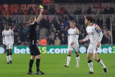 Hakem Gavin Ward, Middlesbrough - Riverside Stadyumu, Middlesbrough, Birleşik Krallık 'ta 10 Aralık 2022' de oynanan Sky Bet Şampiyonası maçında Luton Town 'dan Tom Lockyer # 4 numaraya sarı kart verdi.