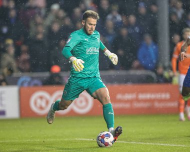 Blackpool 'dan Chris Maxwell 10 Aralık 2022' de Bloomfield Road, Blackpool 'da Blackpool-Birmingham City maçında topu temizliyor.