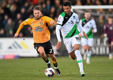 Plymouth Argyle forvet Morgan Whittaker (19) top ile hücum ederken Cambridge United orta saha oyuncusu Ben Worman (27), Cambridge United - Plymouth Argyle maçında defans yaptı.