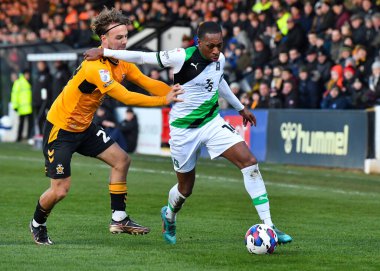 Plymouth Argyle kanadı Mickel Miller (14), 10 Aralık 2022 'de Cambridge, İngiltere' deki Abbey Stadyumu 'nda oynanan Cambridge United - Plymouth Argyle maçında topu koruyor ve topu çaprazlıyor.