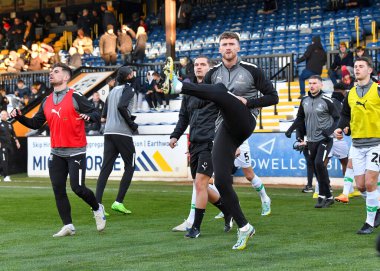 Plymouth Argyle defans oyuncusu Dan Scarr (6), 10 Aralık 2022 tarihinde Cambridge, İngiltere 'deki Abbey Stadyumu' nda oynanan Cambridge United - Plymouth Argyle maçında ısındı.