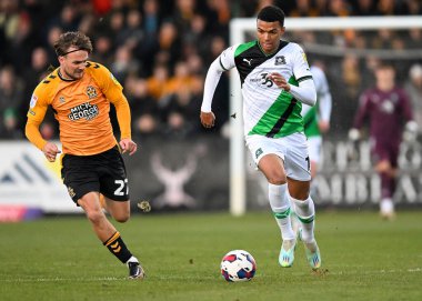 Plymouth Argyle forvet Morgan Whittaker (19) top ile hücum ederken Cambridge United orta saha oyuncusu Ben Worman (27), Cambridge United - Plymouth Argyle maçında defans yaptı.