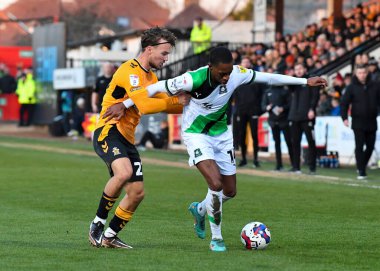 Plymouth Argyle kanadı Mickel Miller (14), 10 Aralık 2022 tarihinde Abbey Stadyumu, Cambridge, İngiltere 'de oynanan Cambridge United - Plymouth Argyle maçında topu koruyor.
