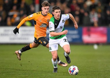 Plymouth Argyle orta saha oyuncusu Adam Randell (20), Cambridge United ve Plymouth Argyle arasında oynanan maçta Cambridge United forvet oyuncusu Jack Lankester 'ı (14) geçti.