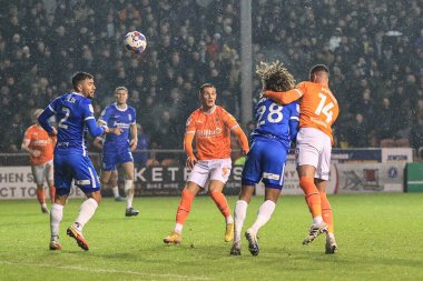 Blackpool 'dan Gary Madine 10 Aralık 2022' de Bloomfield Road, Blackpool 'da oynanan Blackpool - Birmingham City maçında kaleye doğru ilerliyor.