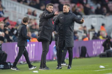 Middlesbrough teknik direktörü Middlesbrough ile Middlesbrough-Luton Town maçında 10 Aralık 2022 'de İngiltere' nin Riverside Stadyumu 'nda ileri gelen yetkiliyle tartıştı.