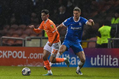 Blackpool 'dan Charlie Patino 10 Aralık 2022' de Bloomfield Road, Blackpool 'da Blackpool' a karşı oynanan Gökyüzü İddia Şampiyonası maçında topa vuruyor.