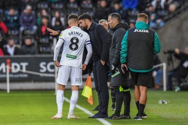 Swansea City 'den Russell Martin teknik direktörü, Swansea City' nin 10 Aralık 2022 'de Swansea.com Stadyumu' nda oynanan Swansea City-Norwich City maçında Matt Grimes 'e talimat verdi.