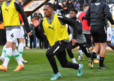 Plymouth Argyle kanadı Mickel Miller (14), 10 Aralık 2022 'de İngiltere' nin Cambridge şehrinde oynanan Cambridge United - Plymouth Argyle maçında ısınmaya başladı.