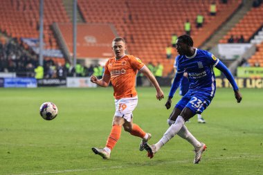 Birmingham City 'den Emmanuel Longelo 10 Aralık 2022' de Bloomfield Road, Blackpool, İngiltere 'de oynanan Blackpool-Birmingham maçında topu geçiyor.