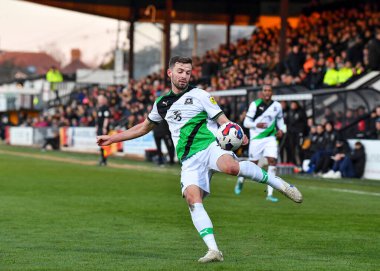 Plymouth Argyle orta saha oyuncusu Matt Butcher (7), 10 Aralık 2022 tarihinde Abbey Stadyumu, Cambridge, İngiltere 'de oynanan Cambridge United - Plymouth Argyle maçında topu geçti.