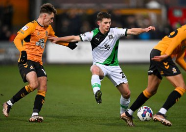 Plymouth Argyle orta saha oyuncusu Adam Randell (20), Cambridge United ve Plymouth Argyle arasında oynanan maçta Cambridge United forvet oyuncusu Jack Lankester 'ı (14) geçti.