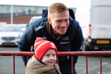 Middlesbrough 'dan Duncan Watmore, 10 Aralık 2022' de Middlesbrough, İngiltere 'deki Riverside Stadyumu' nda Middlesbrough-Luton Town maçında taraftarlarıyla fotoğraf çektirdi.