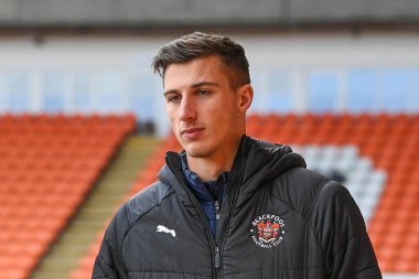 Blackpool 'dan Stuart Moore # 13 numara Bloomfield Road' a 10 Aralık 2022 'de Bloomfield Road, Blackpool' da Blackpool-Birmingham City maçının öncesinde vardı.