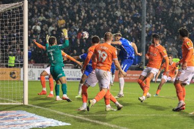 Birmingham City 'den Marc Roberts 10 Aralık 2022' de Bloomfield Road, Blackpool 'da oynanan Blackpool-Birmingham maçında kaleye doğru ilerliyor.