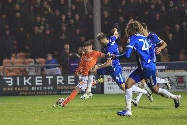 Blackpool 'dan Sonny Carey 10 Aralık 2022' de Bloomfield Road, Blackpool 'da Blackpool' a karşı oynanan Gökyüzü İddia Şampiyonası maçında gol atarken görülüyor.