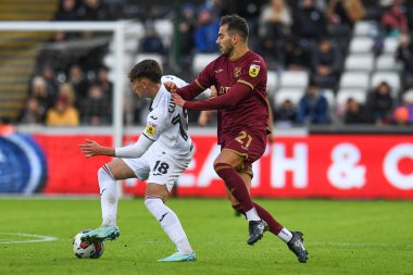 Luke Cundle # 18 Swansea City, Danel Sinani # 21 Norwich City 'nin baskısı altında Sky Bet Şampiyonası maçında Swansea City Norwich City' ye karşı Swansea.com Stadyumu, Swansea, Birleşik Krallık, 10 Aralık 2022