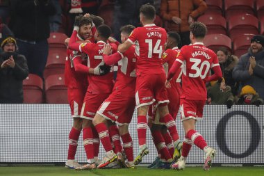 Middlesbrough 'dan 25 numaralı Matt Crooks takım arkadaşlarıyla golünü kutluyor ve 10 Aralık' ta Middlesbrough, İngiltere 'deki Riverside Stadyumu' nda oynanan Sky Bet Şampiyonası 'nın ikinci yarısında skor 2-1' e ulaştı. 