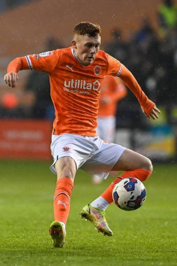 Blackpool 'dan Sonny Carey # 16, 10 Aralık 2022' de Bloomfield Road, Blackpool 'da Blackpool-Birmingham City maçında topu kontrol ediyor.