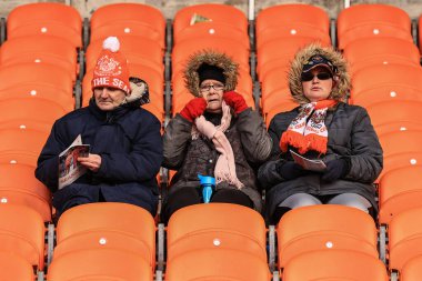 Blackpool taraftarları 10 Aralık 2022 'de İngiltere' de Bloomfield Road, Blackpool 'da oynanan Blackpool-Birmingham maçında maçı tamamladı.