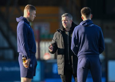 Plymouth Argyle teknik direktörü Steven Schumacher ve Plymouth Argyle orta saha oyuncusu Sam Cosgrove ve Plymouth Argyle forvet Ryan Hardie, Cambridge United ve Plymouth Argyle arasında oynanan 1.