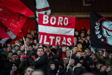 Middlesbrough taraftarları 10 Aralık 2022 'de İngiltere' nin Riverside Stadyumu 'nda oynanan Middlesbrough-Luton maçında takımlarına tezahürat yapıyor.