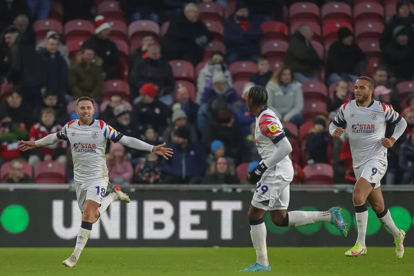 Luton Town 'dan 18 numaralı Jordan Clark, 10 Aralık 2022' de Middlesbrough-Luton Town Riverside Stadyumu, Middlesbrough, Birleşik Krallık 'ta oynanan Sky Bet Şampiyonası maçında golünü kutluyor ve skoru 0-1 yapıyor.
