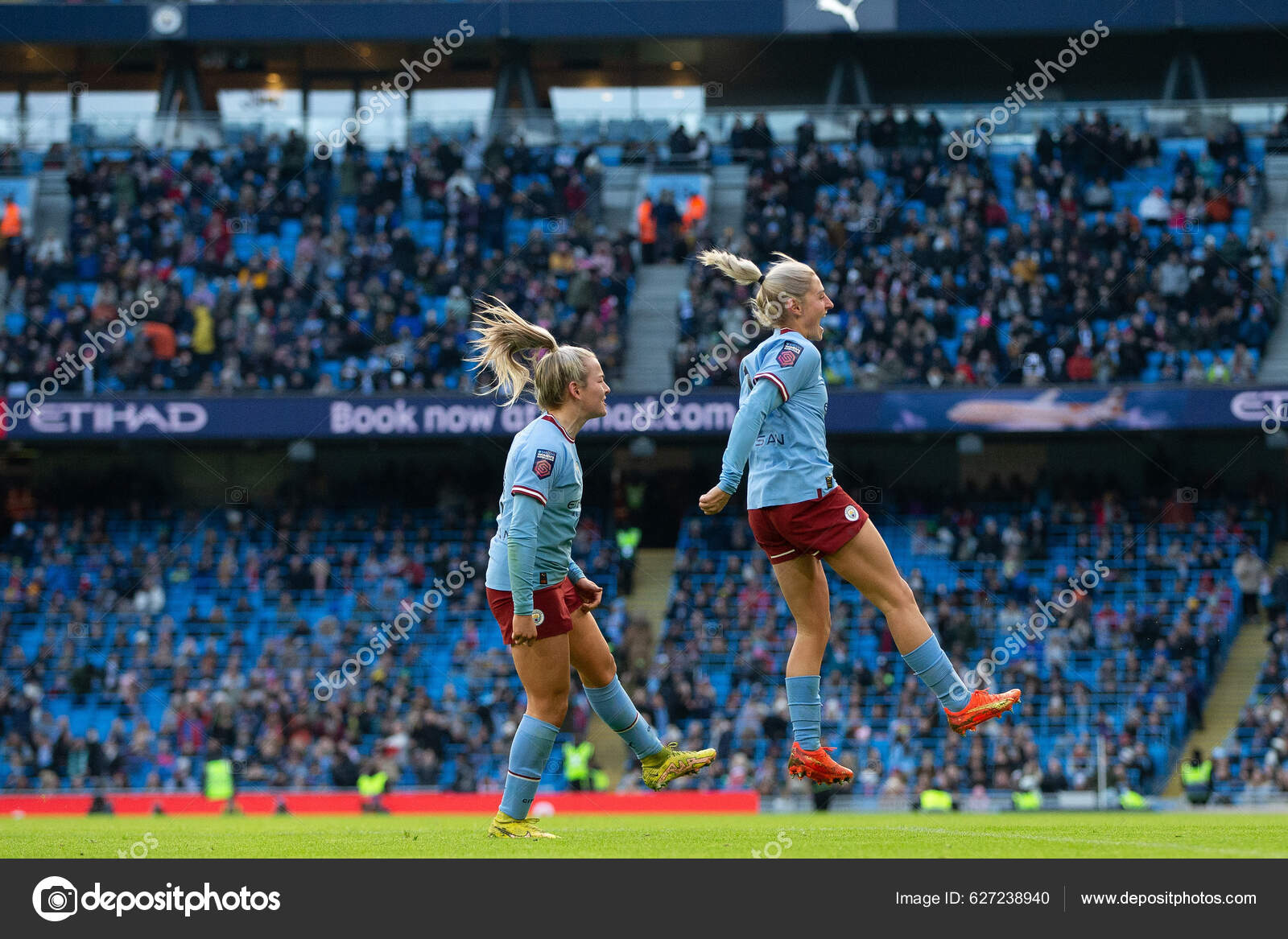 Лора Кумбс Манчестер Сити Отмечает Свой Гол Счётом Матче Женской.