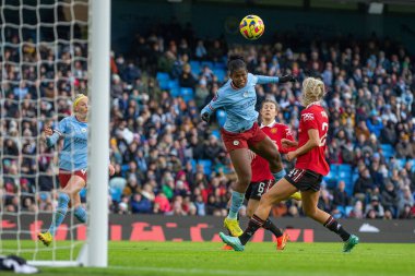 Manchester City 'den Khadija Shaw 11 Aralık 2022' de Etihad Stadyumu 'nda Manchester City United Women - Manchester United Women maçında kaleye doğru ilerliyor.