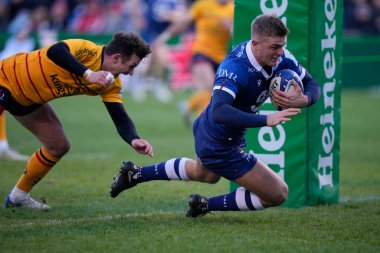 Sale Sharks 'ın 22 numaralı oyuncusu Tom Curtis, 11 Aralık 2022' de AJ Bell Stadyumu 'nda Avrupa Şampiyonlar Kupası B Grubu' nda oynanan Sale Sharks ve Ulster Rugby maçında gol atmak için daldı.