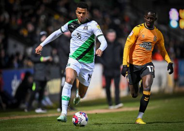 Plymouth Argyle (19) top ile hücum ederken, Cambridge United forveti Saikou Janneh (17) Cambridge United - Plymouth Argyle maçında topu yakalamaya çalışıyor.
