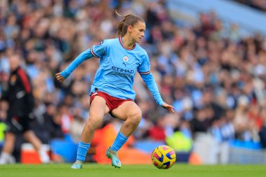 Manchester City 'den Kerstin Casparij 11 Aralık 2022' de Etihad Kampüsü 'nde Manchester City United Women - Manchester United Women maçında topu kontrol ediyor.