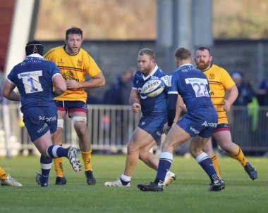 Satış Köpekbalıkları 'ndan Akker Van Der Merwe # 2 Avrupa Şampiyonlar Kupası B Grubu Rugby maçında topu Tom Curtis # 22' ye veriyor. AJ Bell Stadyumu, Eccles, 11 Aralık 2022