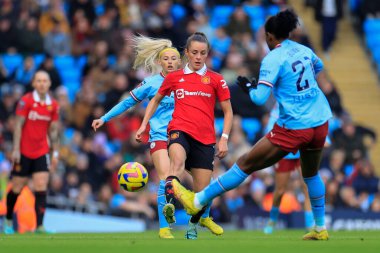 Manchester United takımından Ella Toone, Manchester United 'ın 11 Aralık 2022 tarihinde Etihad Kampüsü' nde Manchester City United Women - Manchester United Women maçında pas attı.