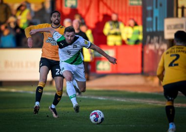 Plymouth Argyle orta saha oyuncusu Matt Butcher (7), Cambridge United - Plymouth Argyle maçında topu Cambridge United forvet oyuncusu Harvey Knibbs 'ten (26) koruyor.