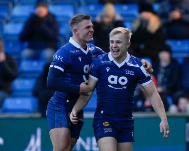 Sale Sharks 'ın 22 numaralı oyuncusu Tom Curtis, Avrupa Şampiyonlar Kupası B Grubu Satış Köpekbalıkları Ulster Rugby maçında 11 Aralık 2022' de AJ Bell Stadyumu, Eccles, İngiltere 'de gol atan Aaron Reed ile kutluyor.