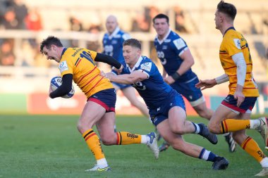 Satış Köpekbalıkları 'ndan Rob Du Preez 11 Aralık 2022' de AJ Bell Stadyumu, Eccles, İngiltere 'de oynanan Avrupa Şampiyonlar Kupası B Grubu Satış Köpekbalıkları vs Ulster Rugby karşılaşmasında Billy Burns' ü 10 numaraya indirdi.