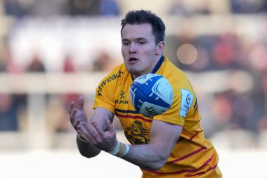 Ulster Rugby 'nin 11 numaralı oyuncusu Jacob Stockdale, 11 Aralık 2022' de AJ Bell Stadyumu 'nda Avrupa Şampiyonlar Kupası B Grubu Satış Köpekbalıkları Ulster Rugby maçında topu hokkabazlık yapıyor.