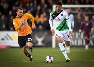 Plymouth Argyle forveti Morgan Whittaker (19) Cambridge United orta saha oyuncusu Ben Worman (27) ile Cambridge United - Plymouth Argyle maçında Cambridge, Cambridge Stadyumu, İngiltere