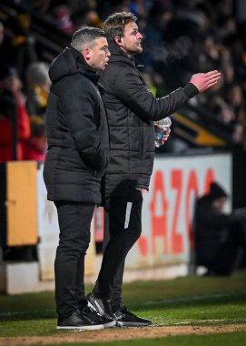 Plymouth Argyle Müdürü Steven Schumacher ve Plymouth Argyle Müdür Yardımcısı Mark Hughes, Cambridge, Cambridge 'deki Abbey Stadyumu' nda oynanan Cambridge United - Plymouth Argyle maçında yedek kulübesine işaret ederek el kol hareketi ve bağırışlar yaptılar.