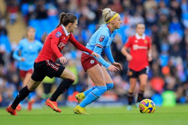 Manchester City 9 numaralı Chloe Kelly, Manchester United 'ın 11 Aralık 2022 tarihinde Etihad Kampüsü' nde Manchester City United Women - Manchester United Women maçında Hannah Blundell # 6 'dan koşar.
