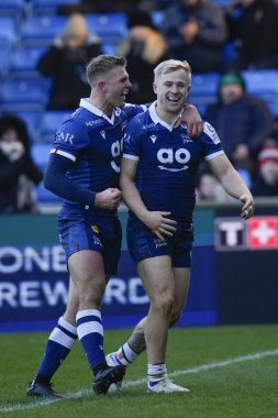 Sale Sharks 'ın 22 numaralı oyuncusu Tom Curtis, Avrupa Şampiyonlar Kupası B Grubu Satış Köpekbalıkları Ulster Rugby maçında 11 Aralık 2022' de AJ Bell Stadyumu, Eccles, İngiltere 'de gol atan Aaron Reed ile kutluyor.