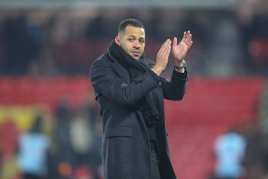 Hull City 'nin Liam Rosenior teknik direktörü 11 Aralık 2022' de Watford vs Hull City 'de oynanan Sky Bet Şampiyonası maçından sonra gezgin taraftarları alkışlıyor.