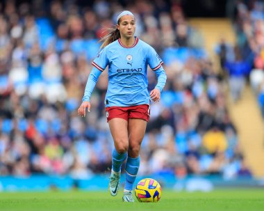 Manchester City 'nin 10 numaralı oyuncusu Deyna Castellanos, 11 Aralık 2022 tarihinde Etihad Kampüsü' nde Manchester City Women-Manchester United Women maçında topla koşuyor.