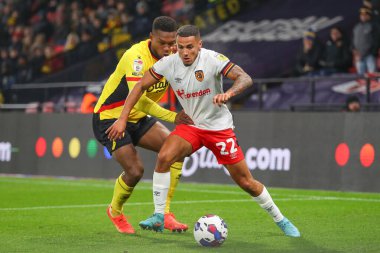Tyler Smith # 22 of Hull City, Watford vs Hull City 'de 11 Aralık 2022' de Watford vs Hull City maçında Christian Kabasele # 27 of Watford 'u durdurdu.