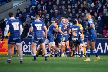 Satış Köpekbalıkları 'ndan Gus Warr # 9 Avrupa Şampiyonları Kupası B Grubu karşılaşmasında AJ Bell Stadyumu, Eccles, İngiltere' de Sale Sharks - Ulster Rugby maçında pas attı.